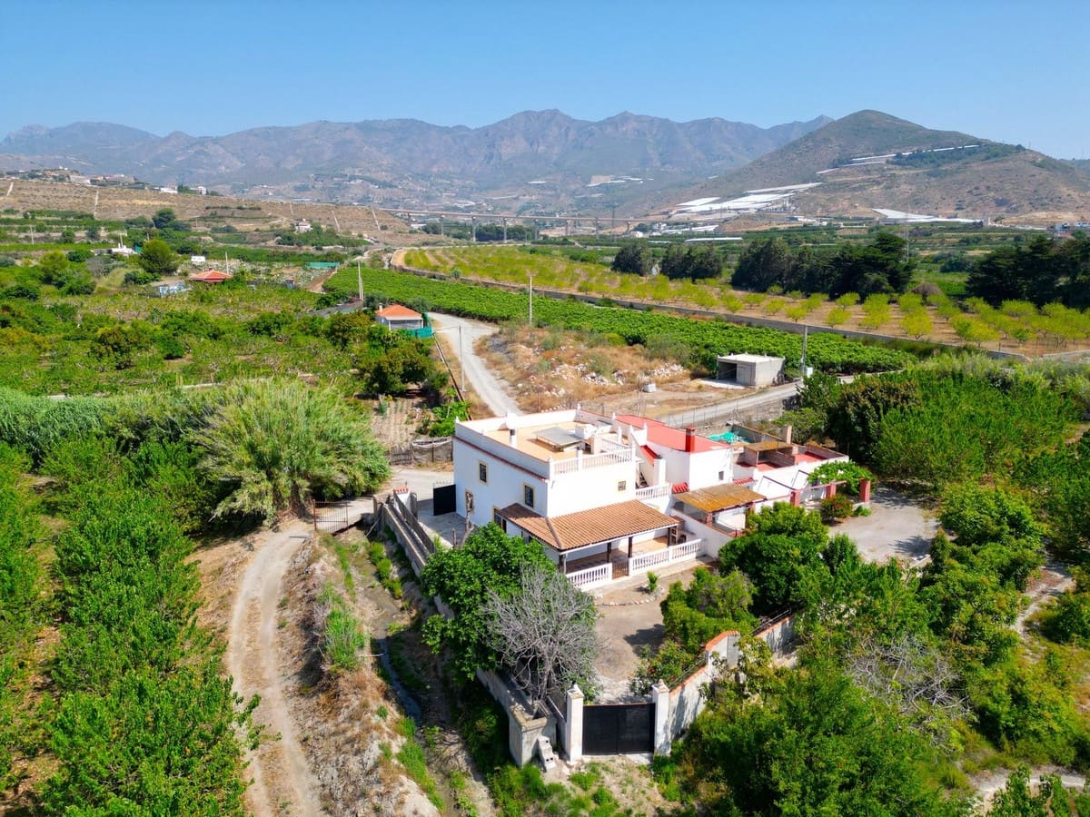 5 soveværelse Finca/Landehus til salg i Salobrena med garage - € 270.000 (Ref: 9944677)