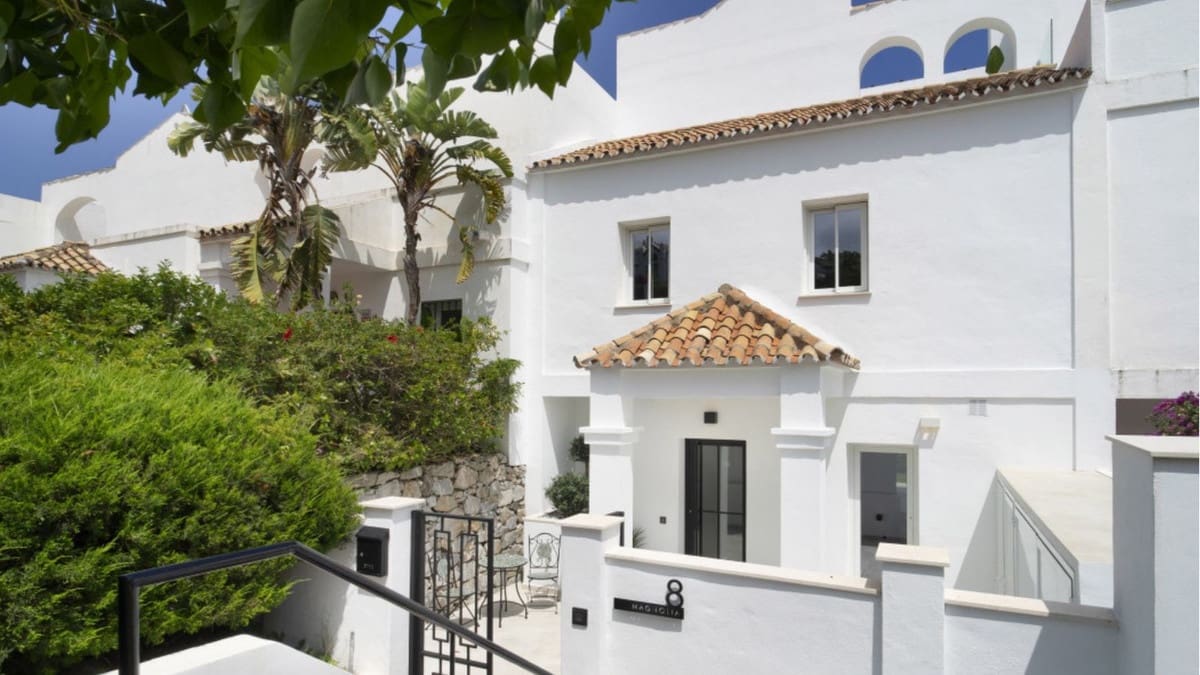 3 soveværelse Byhus til salg i La Quinta med swimmingpool - € 1.750.000 (Ref: 9948835)