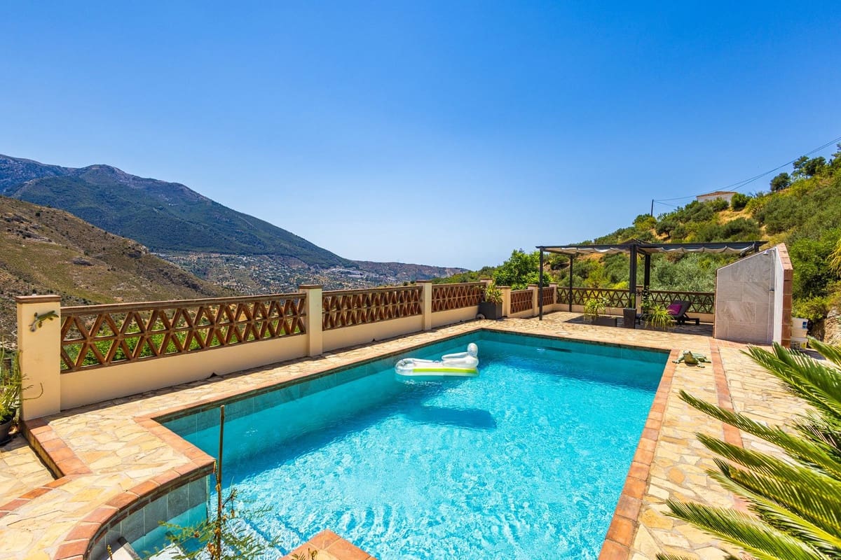 Chalet de 4 habitaciones en Alcaucín en venta con piscina garaje - 499.000 € (Ref: 9954599)