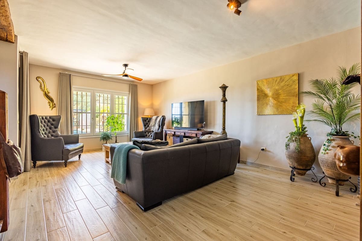 Chalet de 4 habitaciones en Alcaucín en venta con piscina garaje - 499.000 € (Ref: 9954599)