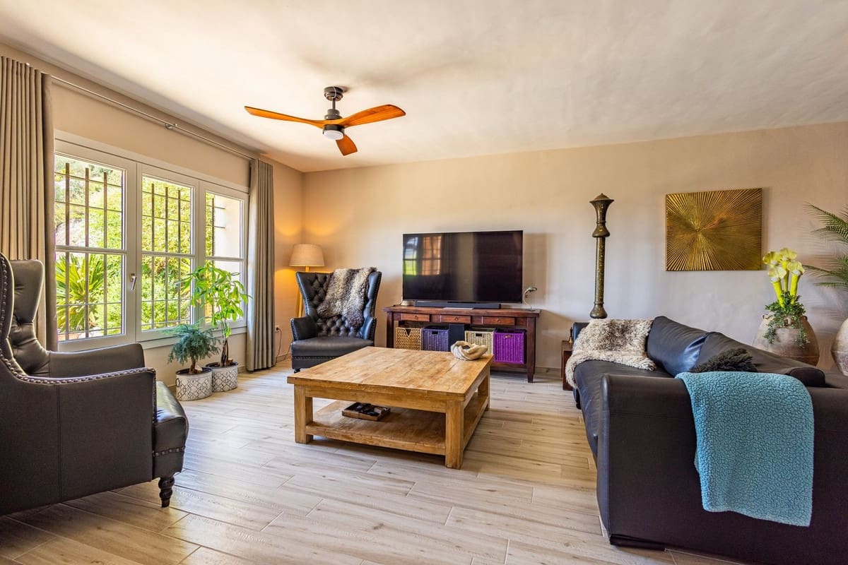 Chalet de 4 habitaciones en Alcaucín en venta con piscina garaje - 499.000 € (Ref: 9954599)