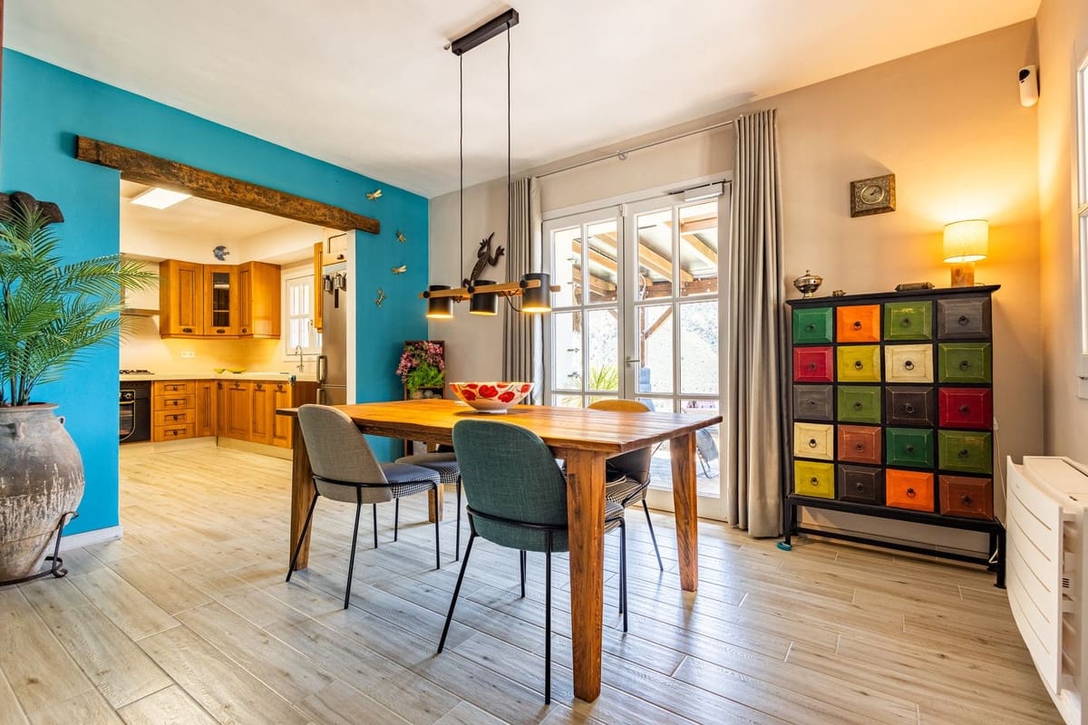 Chalet de 4 habitaciones en Alcaucín en venta con piscina garaje - 499.000 € (Ref: 9954599)
