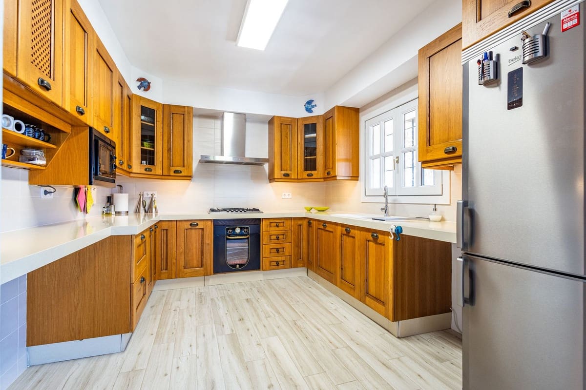 Chalet de 4 habitaciones en Alcaucín en venta con piscina garaje - 499.000 € (Ref: 9954599)