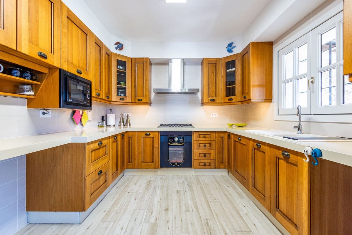 Chalet de 4 habitaciones en Alcaucín en venta con piscina garaje - 499.000 € (Ref: 9954599)