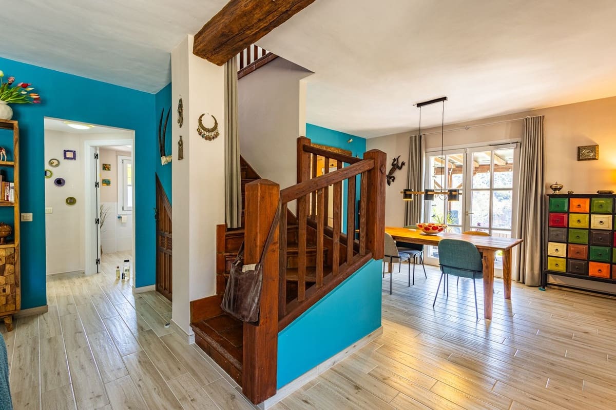 Chalet de 4 habitaciones en Alcaucín en venta con piscina garaje - 499.000 € (Ref: 9954599)