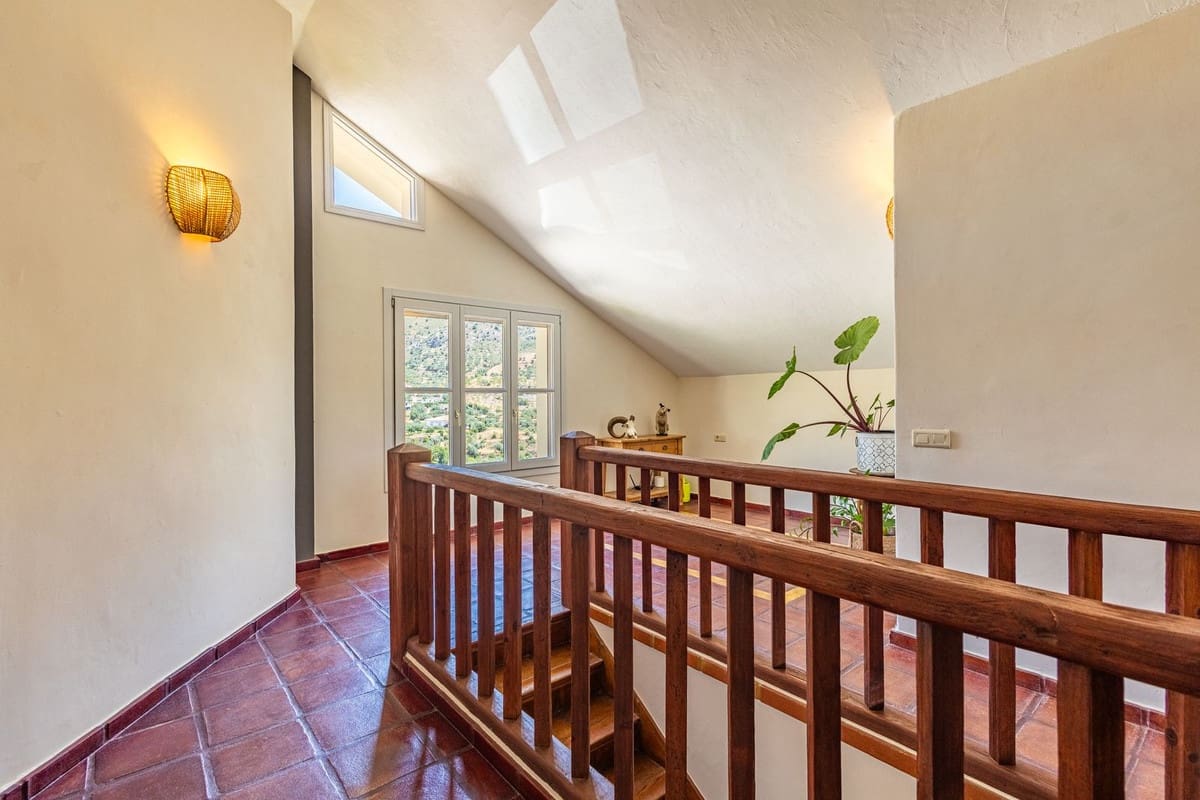 Chalet de 4 habitaciones en Alcaucín en venta con piscina garaje - 499.000 € (Ref: 9954599)