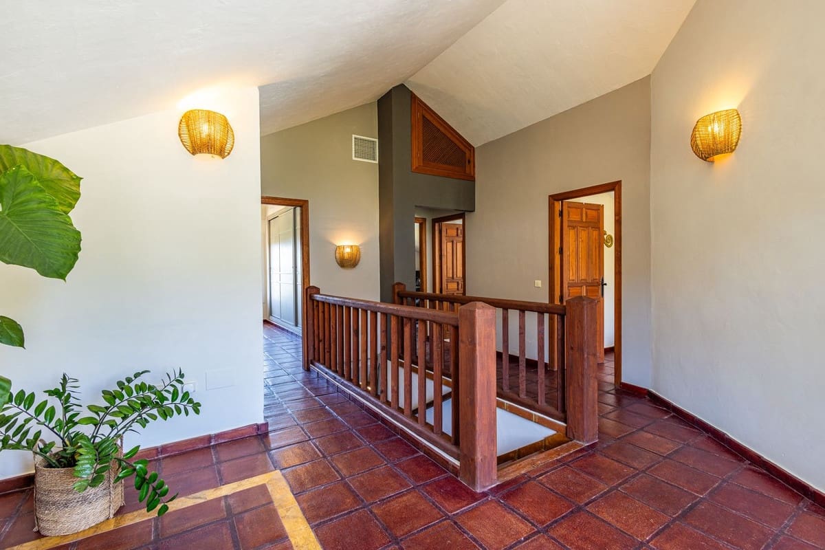 Chalet de 4 habitaciones en Alcaucín en venta con piscina garaje - 499.000 € (Ref: 9954599)