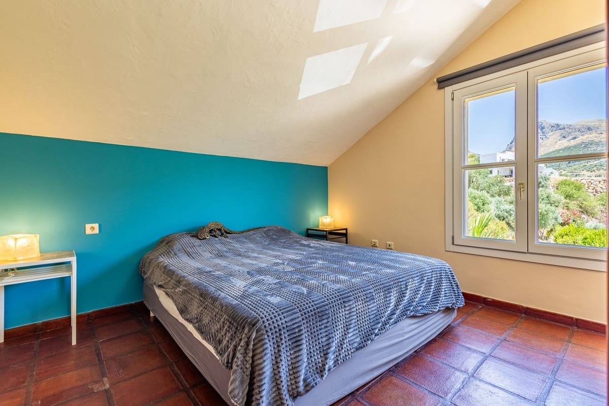 Chalet de 4 habitaciones en Alcaucín en venta con piscina garaje - 499.000 € (Ref: 9954599)