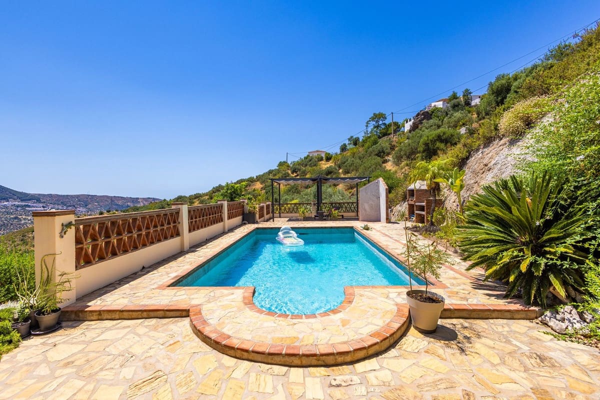 Chalet de 4 habitaciones en Alcaucín en venta con piscina garaje - 499.000 € (Ref: 9954599)