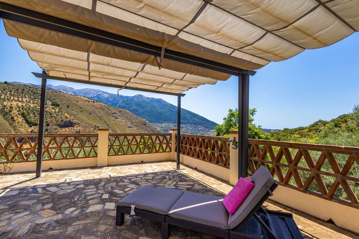 Chalet de 4 habitaciones en Alcaucín en venta con piscina garaje - 499.000 € (Ref: 9954599)