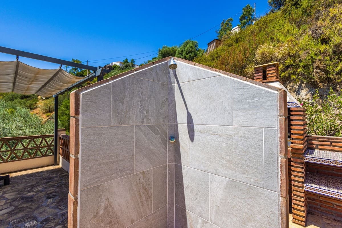 Chalet de 4 habitaciones en Alcaucín en venta con piscina garaje - 499.000 € (Ref: 9954599)