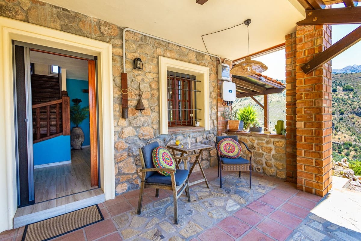 Chalet de 4 habitaciones en Alcaucín en venta con piscina garaje - 499.000 € (Ref: 9954599)