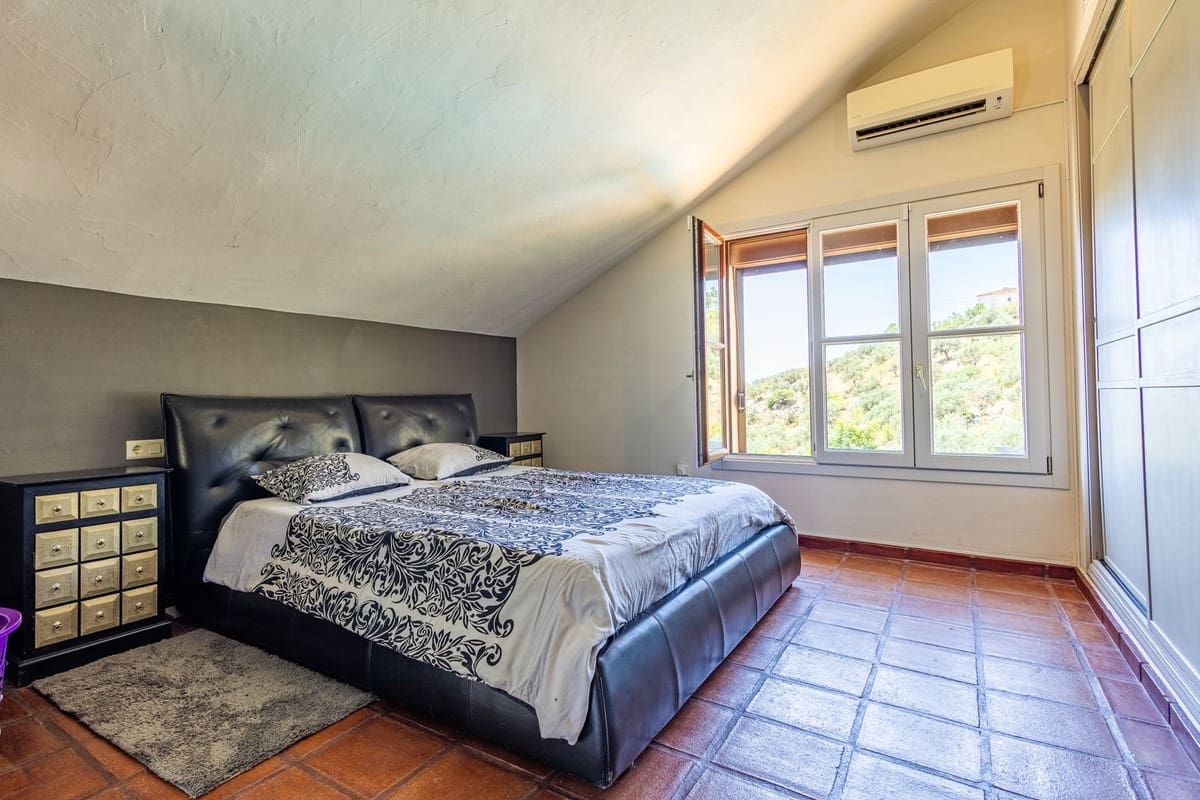 Chalet de 4 habitaciones en Alcaucín en venta con piscina garaje - 499.000 € (Ref: 9954599)