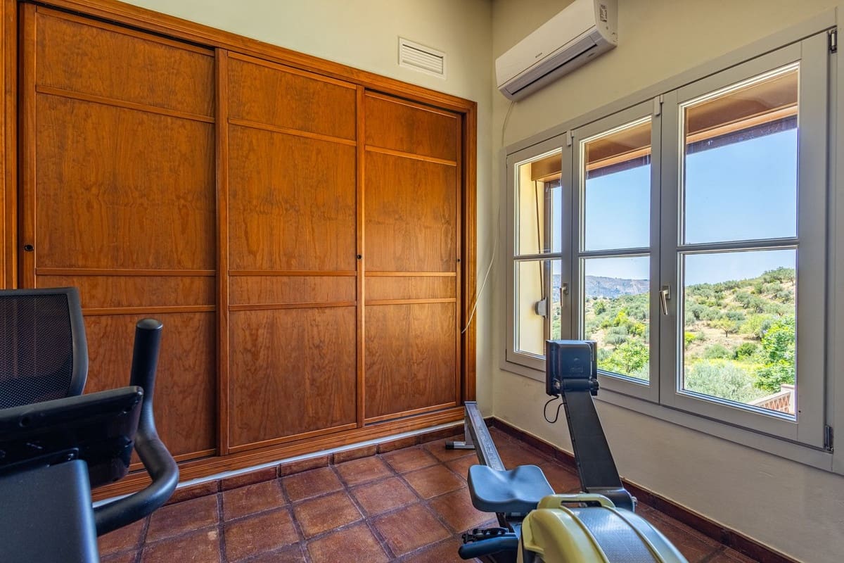 Chalet de 4 habitaciones en Alcaucín en venta con piscina garaje - 499.000 € (Ref: 9954599)