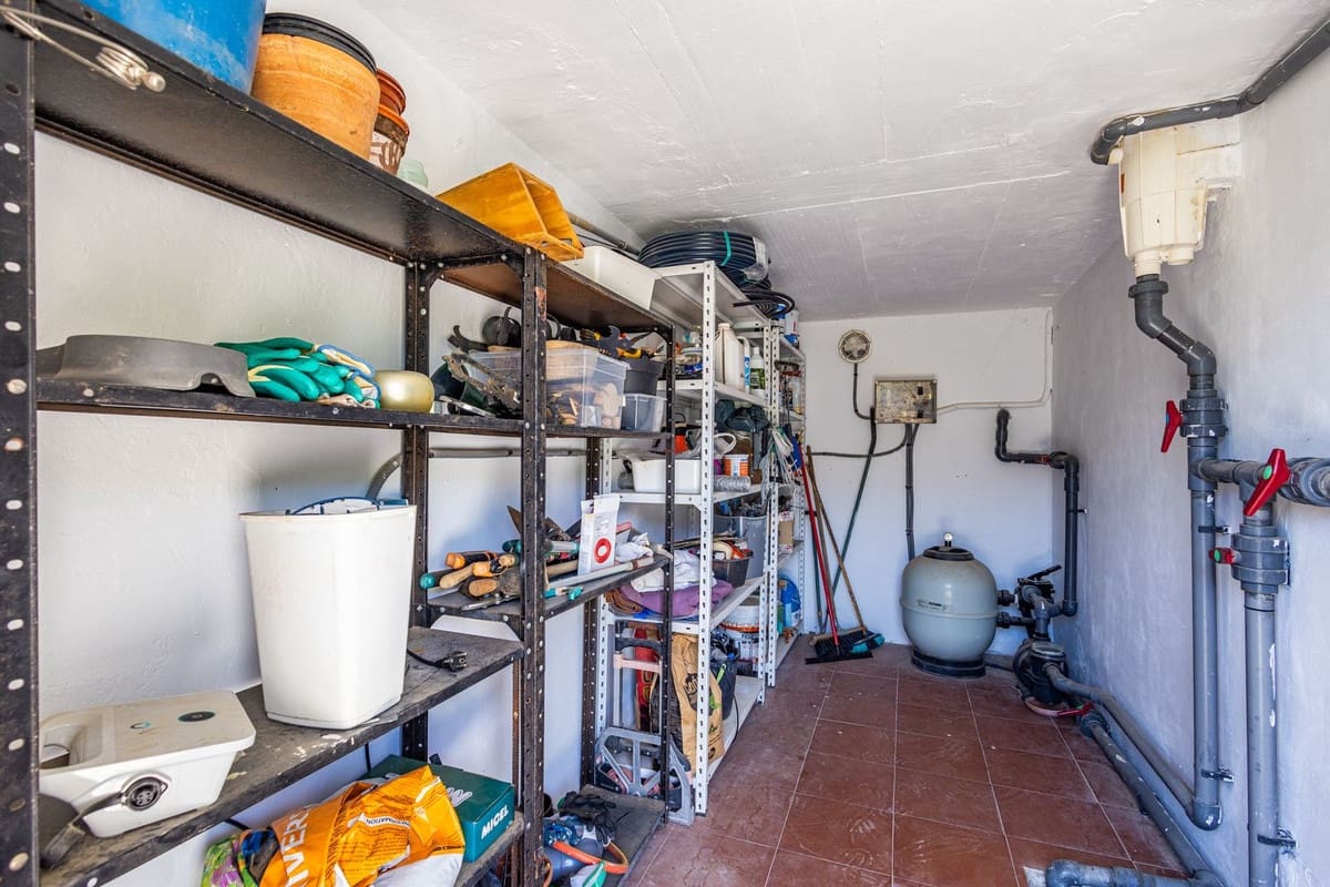 Chalet de 4 habitaciones en Alcaucín en venta con piscina garaje - 499.000 € (Ref: 9954599)