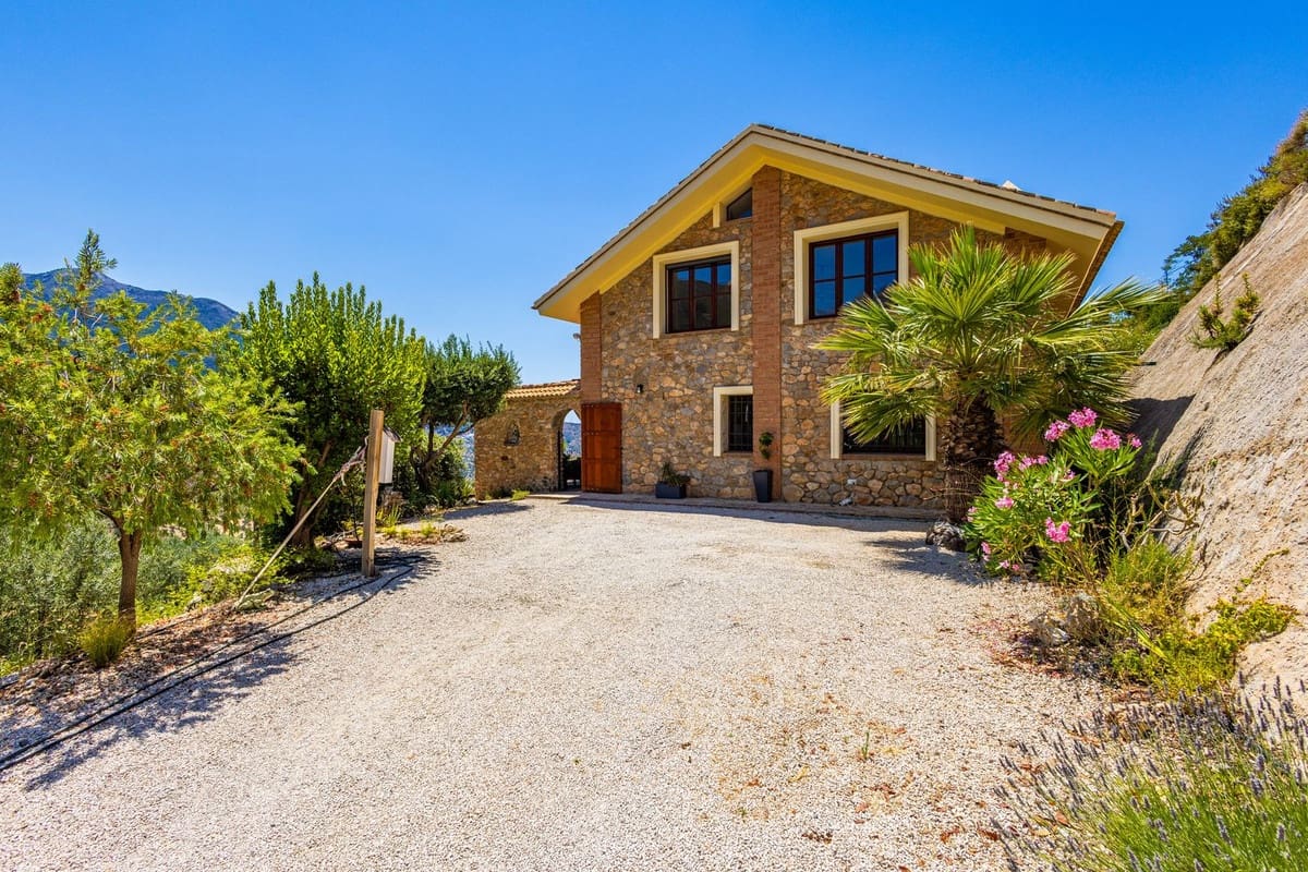 Chalet de 4 habitaciones en Alcaucín en venta con piscina garaje - 499.000 € (Ref: 9954599)