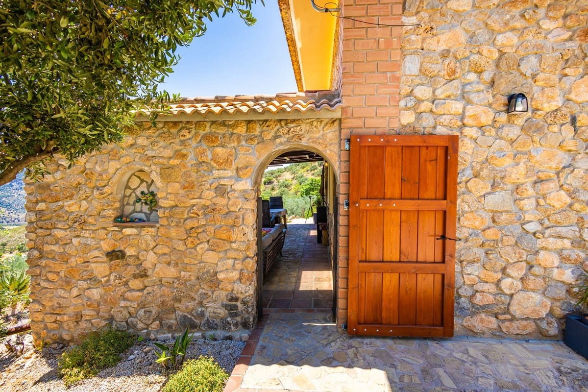 Chalet de 4 habitaciones en Alcaucín en venta con piscina garaje - 499.000 € (Ref: 9954599)