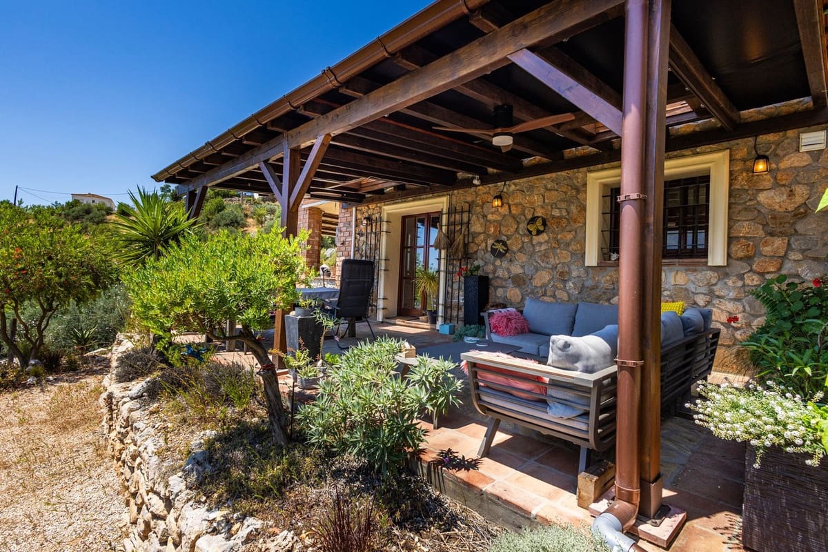 Chalet de 4 habitaciones en Alcaucín en venta con piscina garaje - 499.000 € (Ref: 9954599)