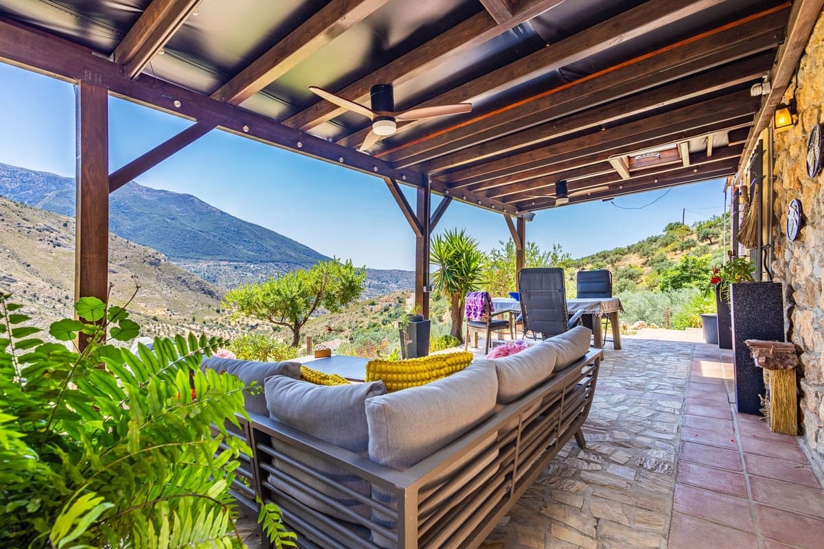 Chalet de 4 habitaciones en Alcaucín en venta con piscina garaje - 499.000 € (Ref: 9954599)