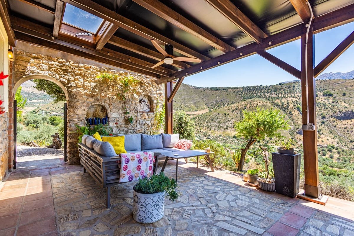 Chalet de 4 habitaciones en Alcaucín en venta con piscina garaje - 499.000 € (Ref: 9954599)