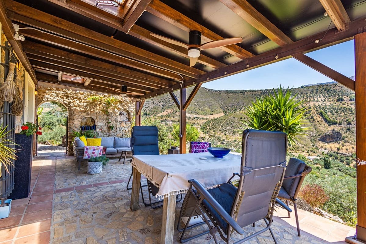 Chalet de 4 habitaciones en Alcaucín en venta con piscina garaje - 499.000 € (Ref: 9954599)