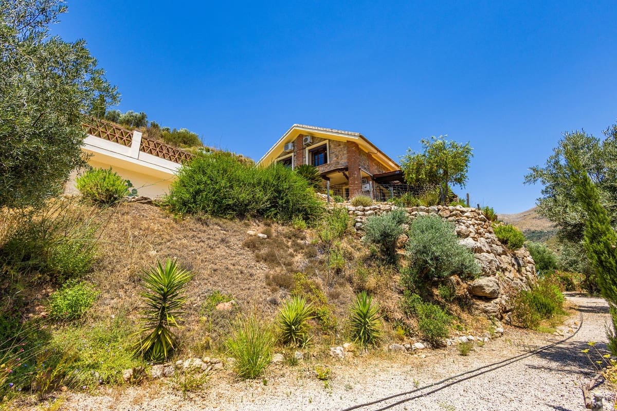 Chalet de 4 habitaciones en Alcaucín en venta con piscina garaje - 499.000 € (Ref: 9954599)