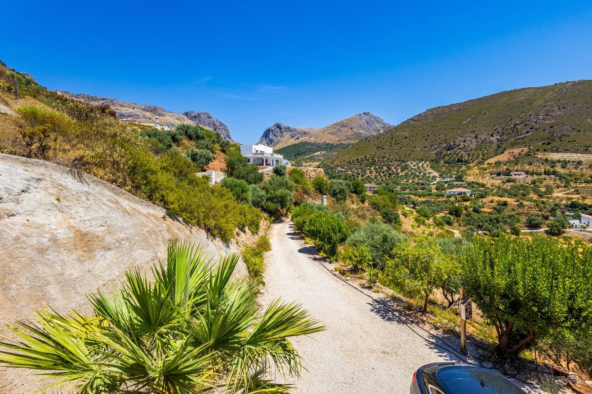 Chalet de 4 habitaciones en Alcaucín en venta con piscina garaje - 499.000 € (Ref: 9954599)