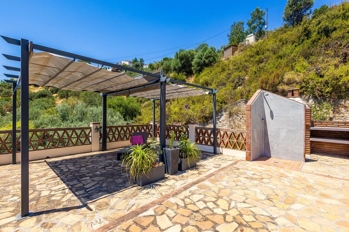Chalet de 4 habitaciones en Alcaucín en venta con piscina garaje - 499.000 € (Ref: 9954599)