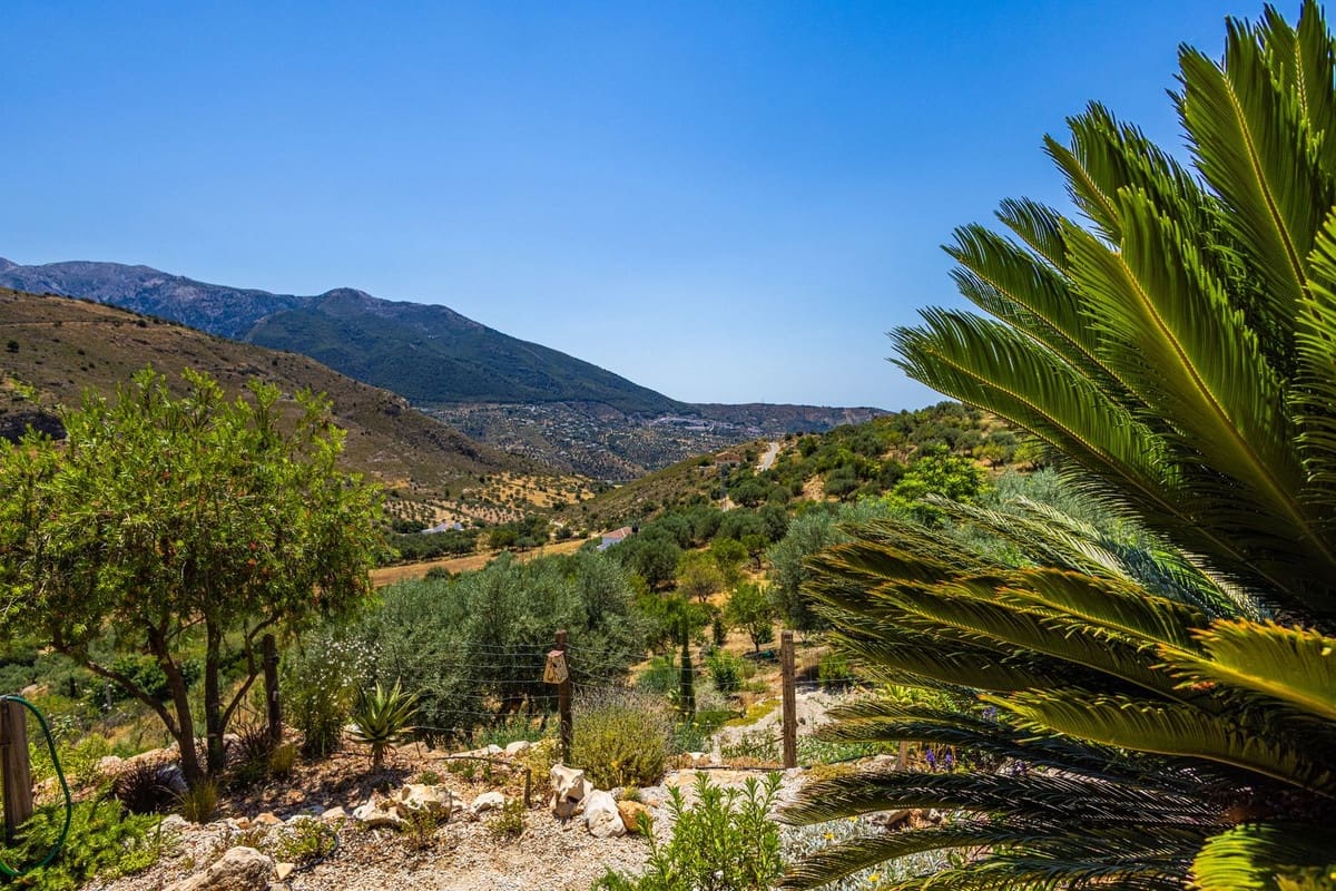 Chalet de 4 habitaciones en Alcaucín en venta con piscina garaje - 499.000 € (Ref: 9954599)