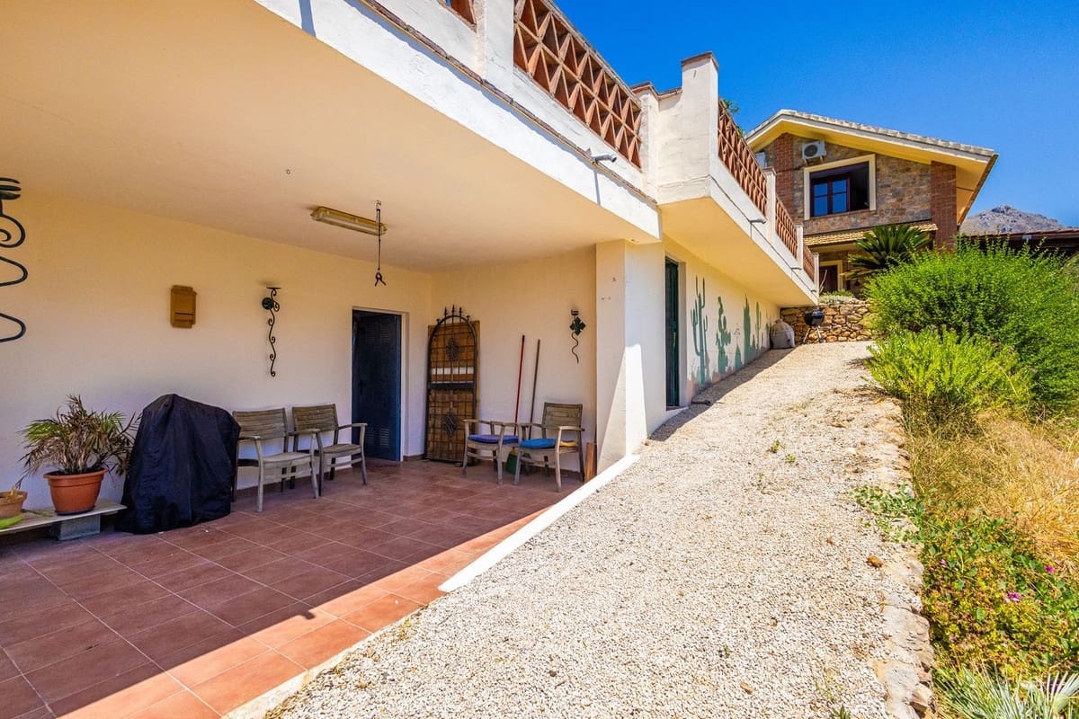 Chalet de 4 habitaciones en Alcaucín en venta con piscina garaje - 499.000 € (Ref: 9954599)