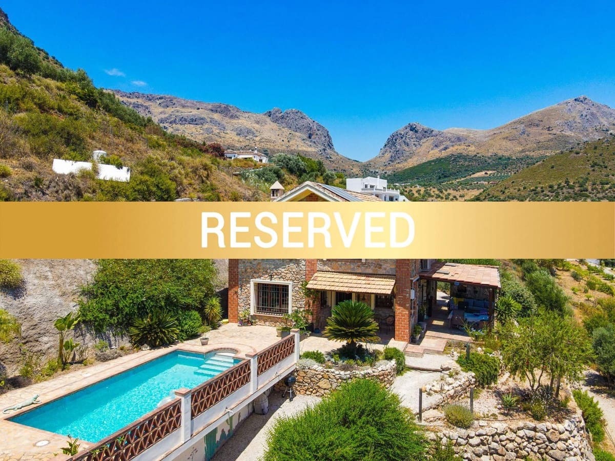Chalet de 4 habitaciones en Alcaucín en venta con piscina garaje - 499.000 € (Ref: 9954599)