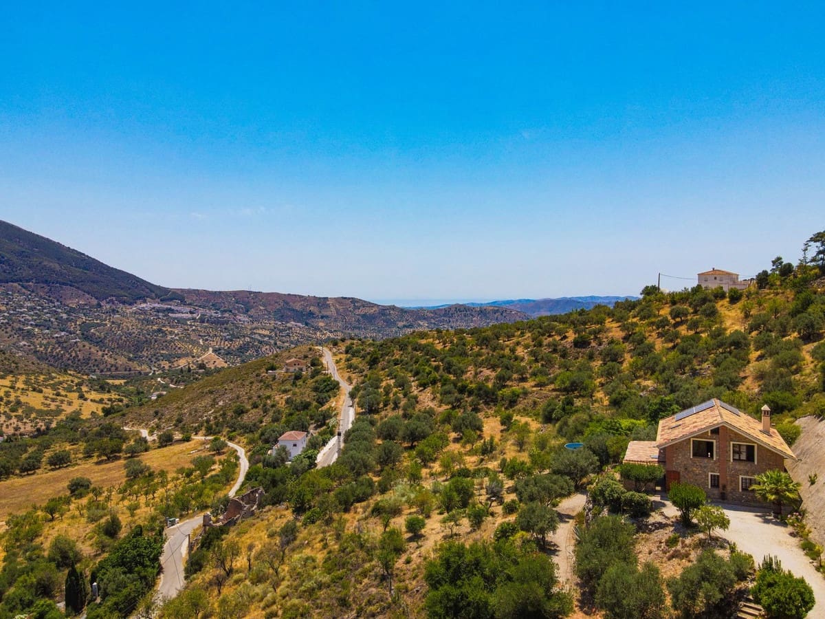 Chalet de 4 habitaciones en Alcaucín en venta con piscina garaje - 499.000 € (Ref: 9954599)