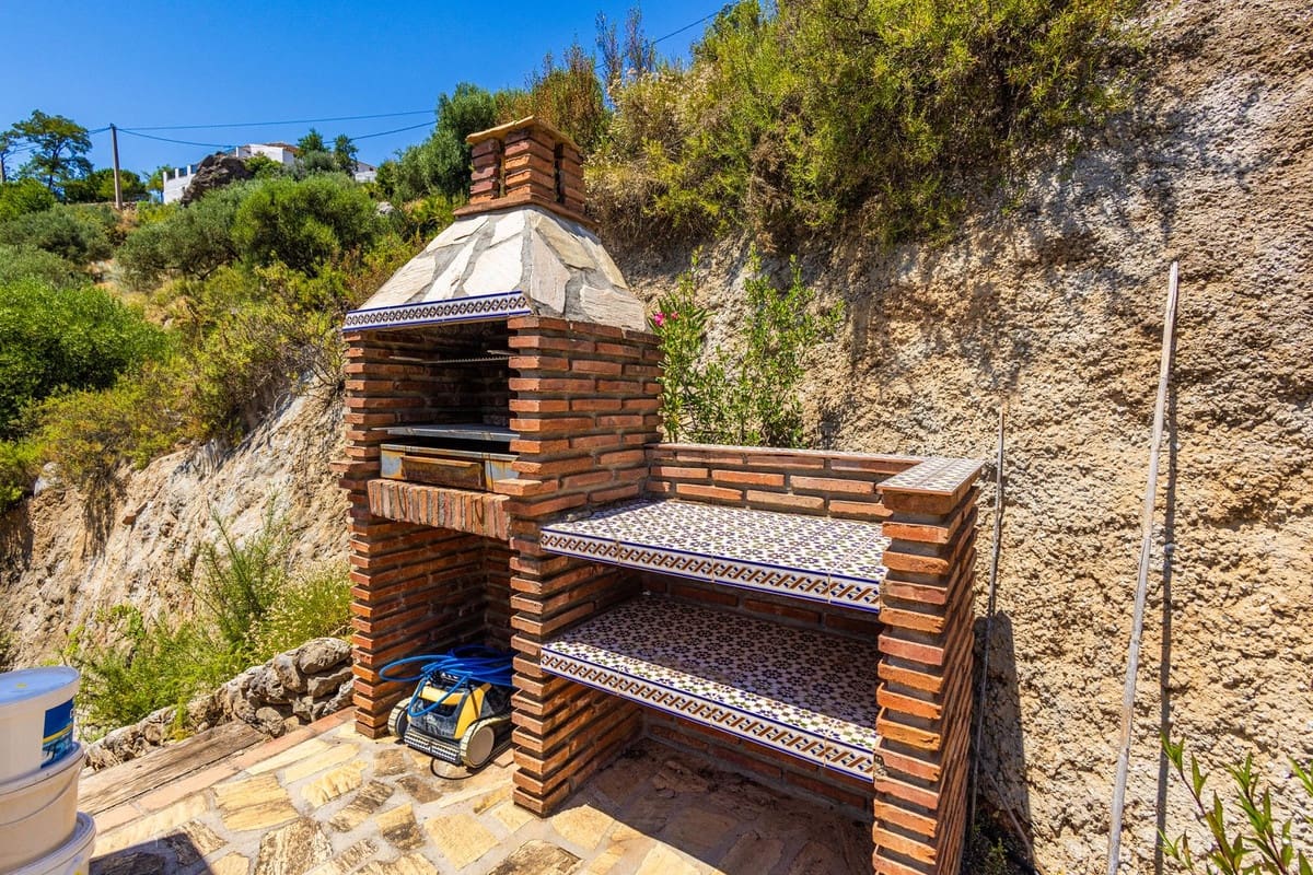 Chalet de 4 habitaciones en Alcaucín en venta con piscina garaje - 499.000 € (Ref: 9954599)