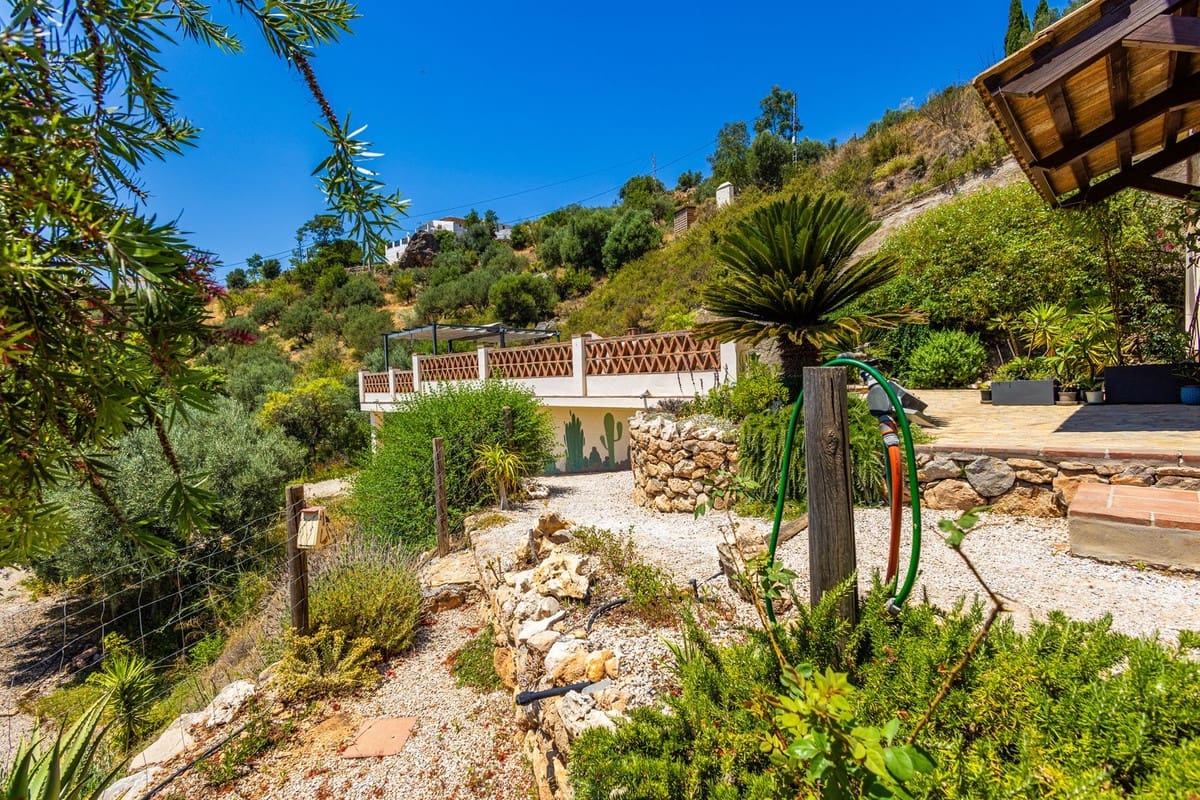 Chalet de 4 habitaciones en Alcaucín en venta con piscina garaje - 499.000 € (Ref: 9954599)
