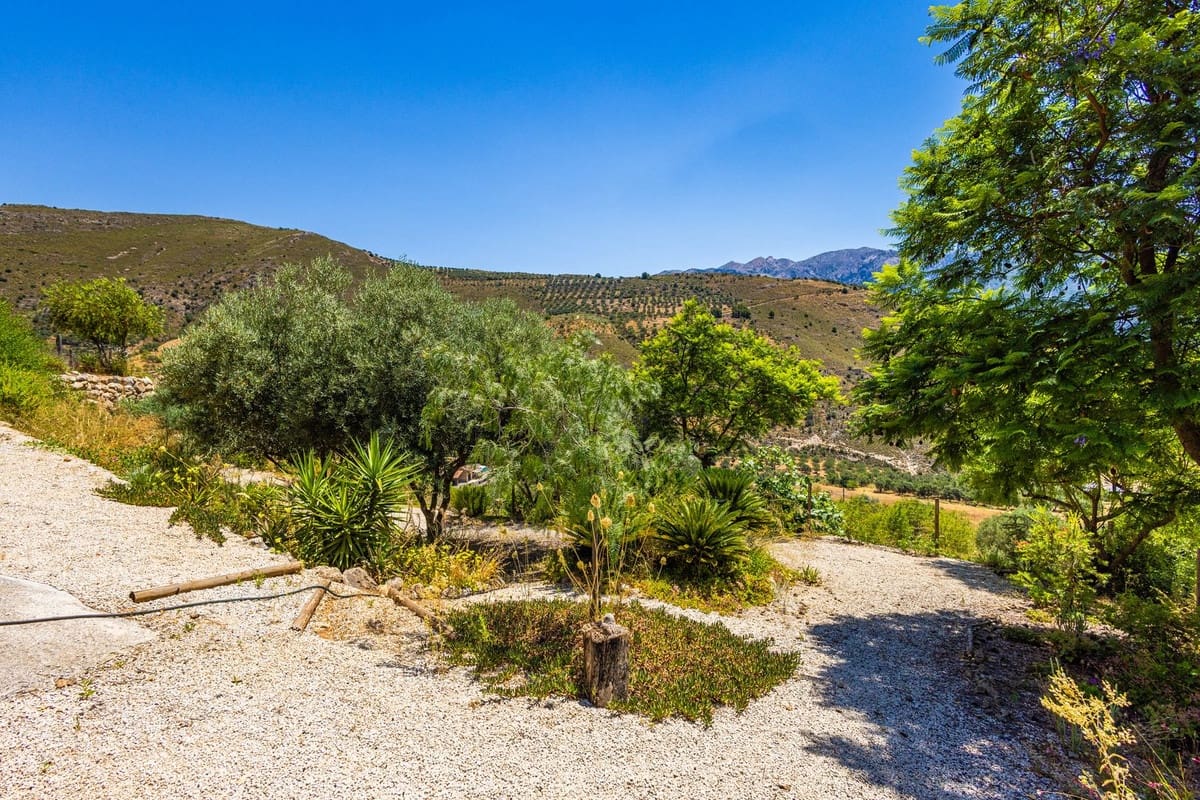 Chalet de 4 habitaciones en Alcaucín en venta con piscina garaje - 499.000 € (Ref: 9954599)