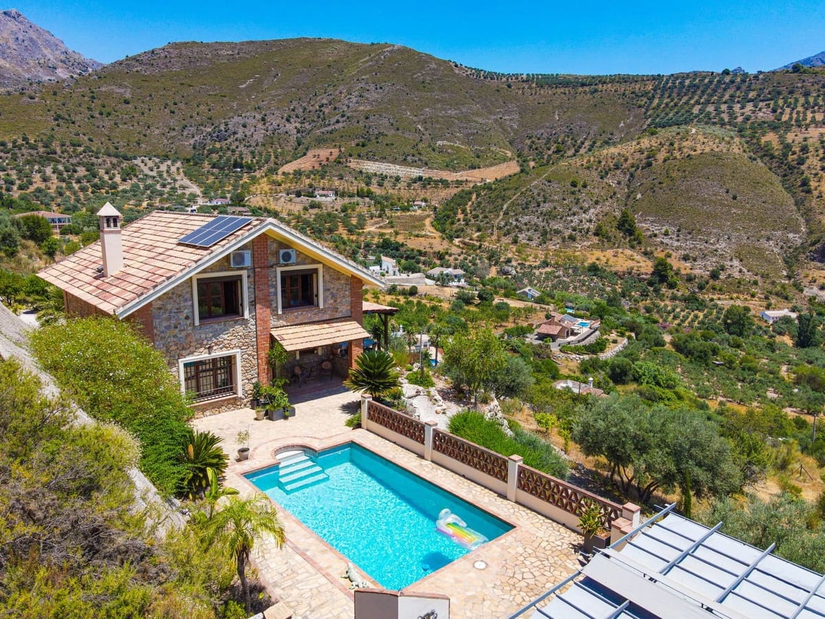 Chalet de 4 habitaciones en Alcaucín en venta con piscina garaje - 499.000 € (Ref: 9954599)