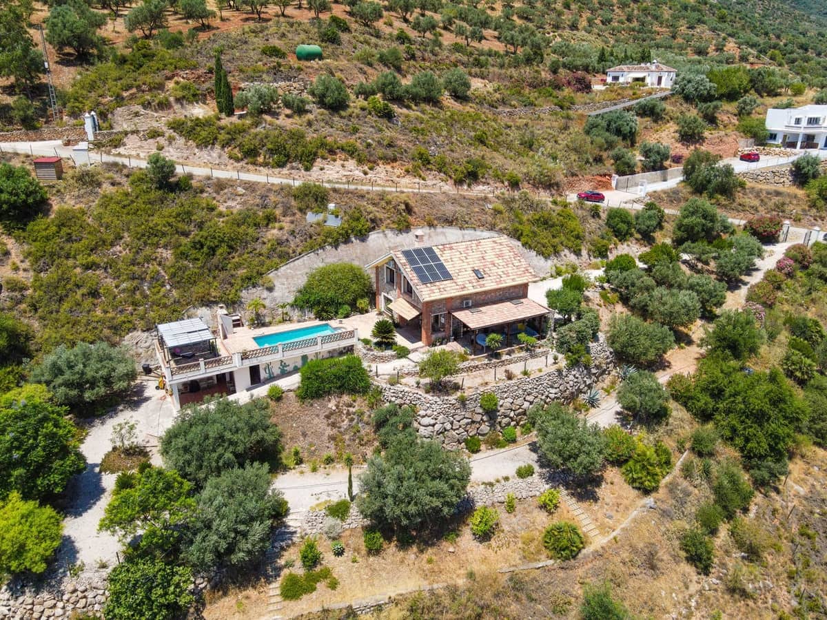 Chalet de 4 habitaciones en Alcaucín en venta con piscina garaje - 499.000 € (Ref: 9954599)