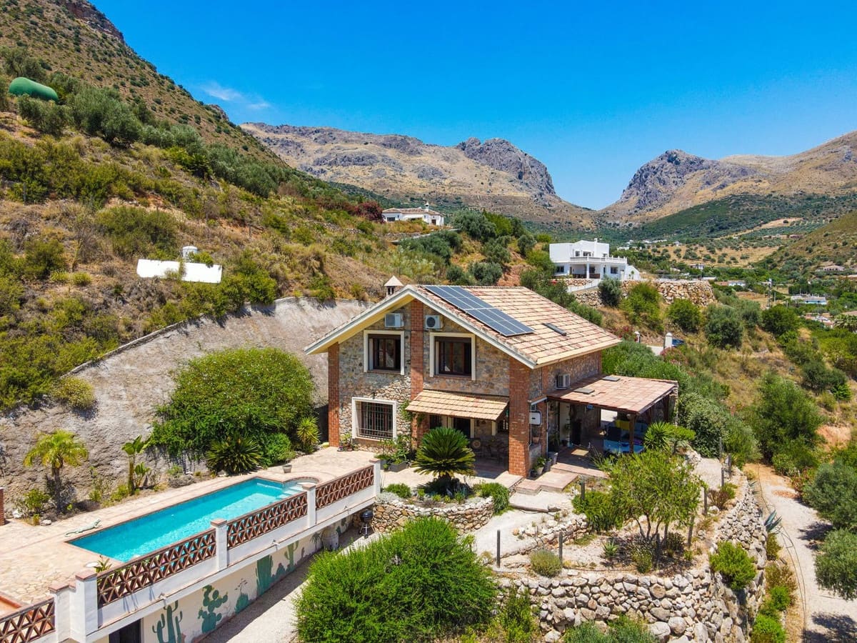 Chalet de 4 habitaciones en Alcaucín en venta con piscina garaje - 499.000 € (Ref: 9954599)