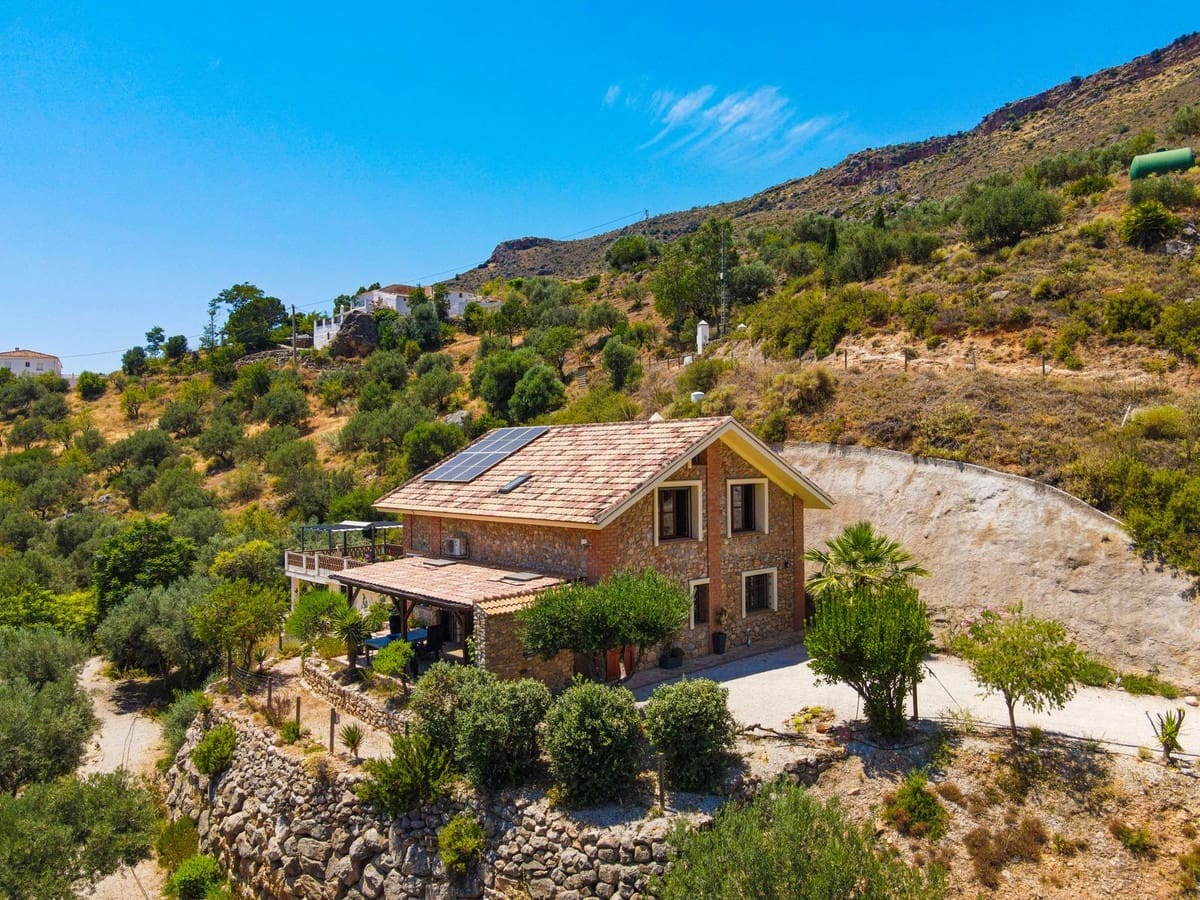 Chalet de 4 habitaciones en Alcaucín en venta con piscina garaje - 499.000 € (Ref: 9954599)