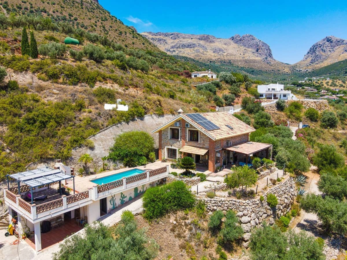 Chalet de 4 habitaciones en Alcaucín en venta con piscina garaje - 499.000 € (Ref: 9954599)