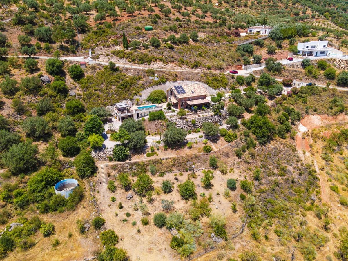 Chalet de 4 habitaciones en Alcaucín en venta con piscina garaje - 499.000 € (Ref: 9954599)