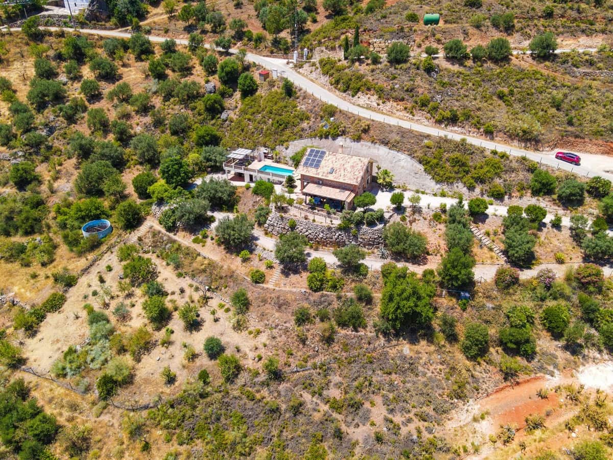 Chalet de 4 habitaciones en Alcaucín en venta con piscina garaje - 499.000 € (Ref: 9954599)