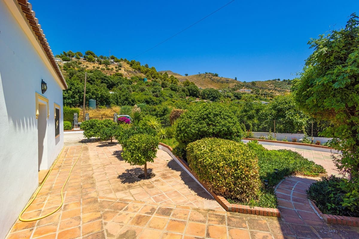 6 quarto Quinta/Casa Rural para venda em Canillas de Albaida com piscina garagem - 1 195 000 € (Ref: 9955532)