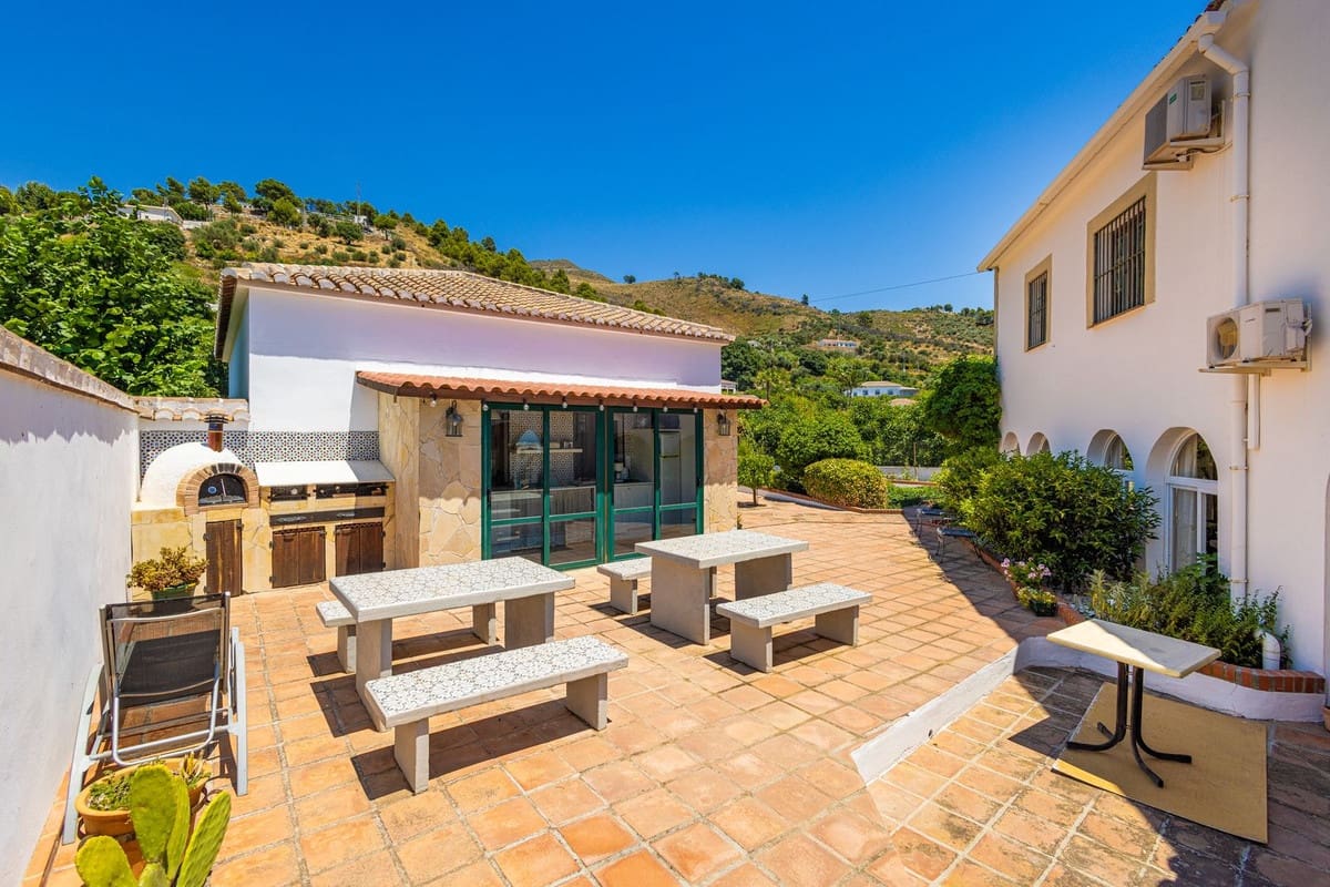 6 quarto Quinta/Casa Rural para venda em Canillas de Albaida com piscina garagem - 1 195 000 € (Ref: 9955532)