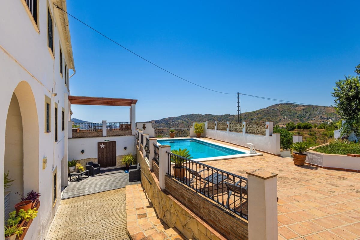 6 quarto Quinta/Casa Rural para venda em Canillas de Albaida com piscina garagem - 1 195 000 € (Ref: 9955532)