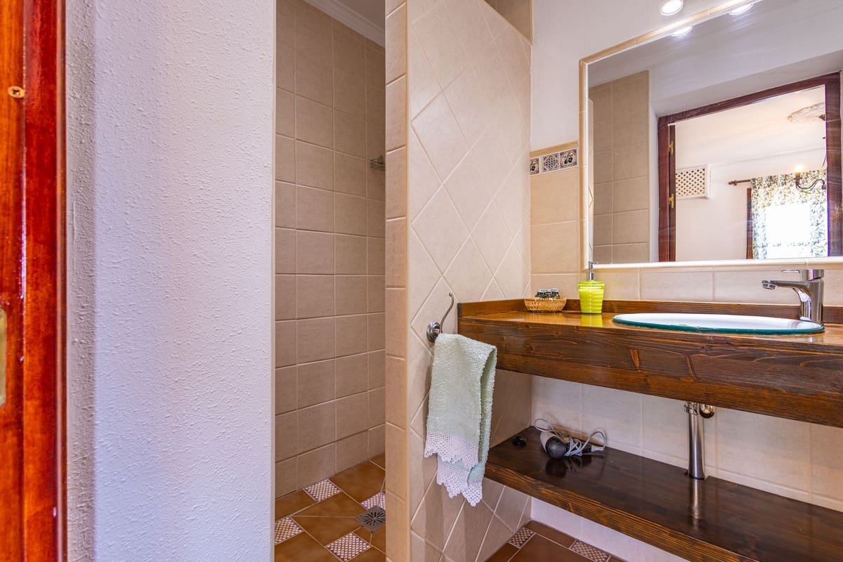 6 quarto Quinta/Casa Rural para venda em Canillas de Albaida com piscina garagem - 1 195 000 € (Ref: 9955532)