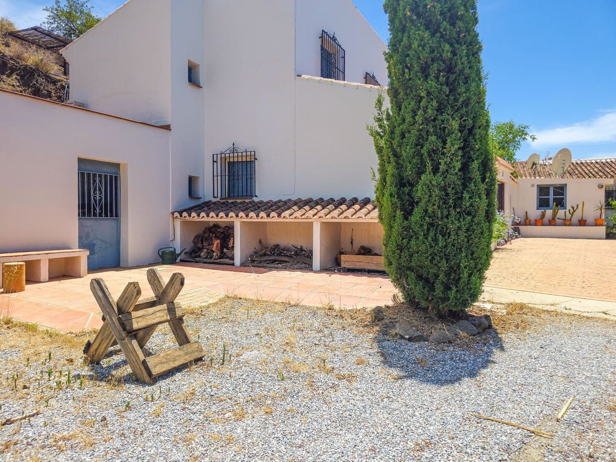 4 soveværelse Villa til salg i Velez-Malaga med swimmingpool garage - € 595.000 (Ref: 9956695)
