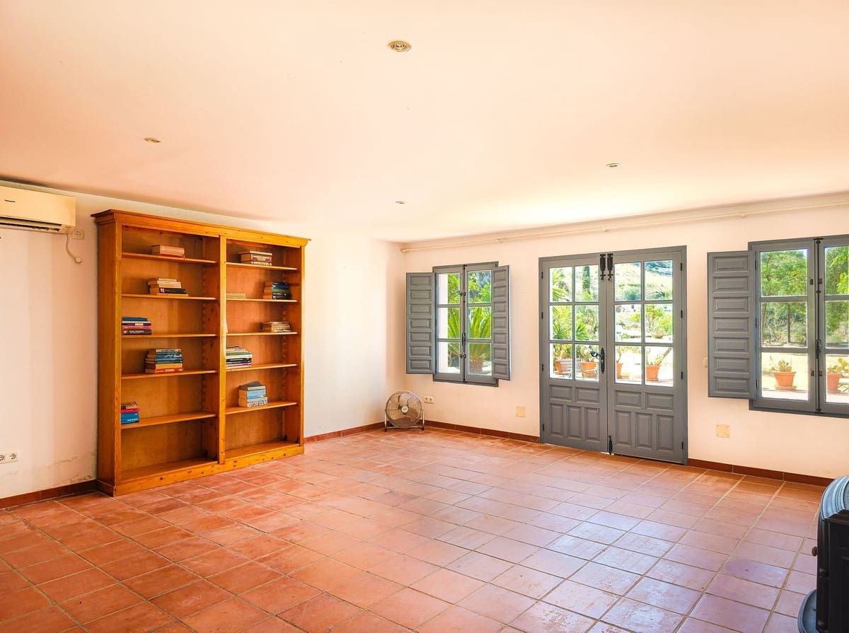 4 soveværelse Villa til salg i Velez-Malaga med swimmingpool garage - € 595.000 (Ref: 9956695)