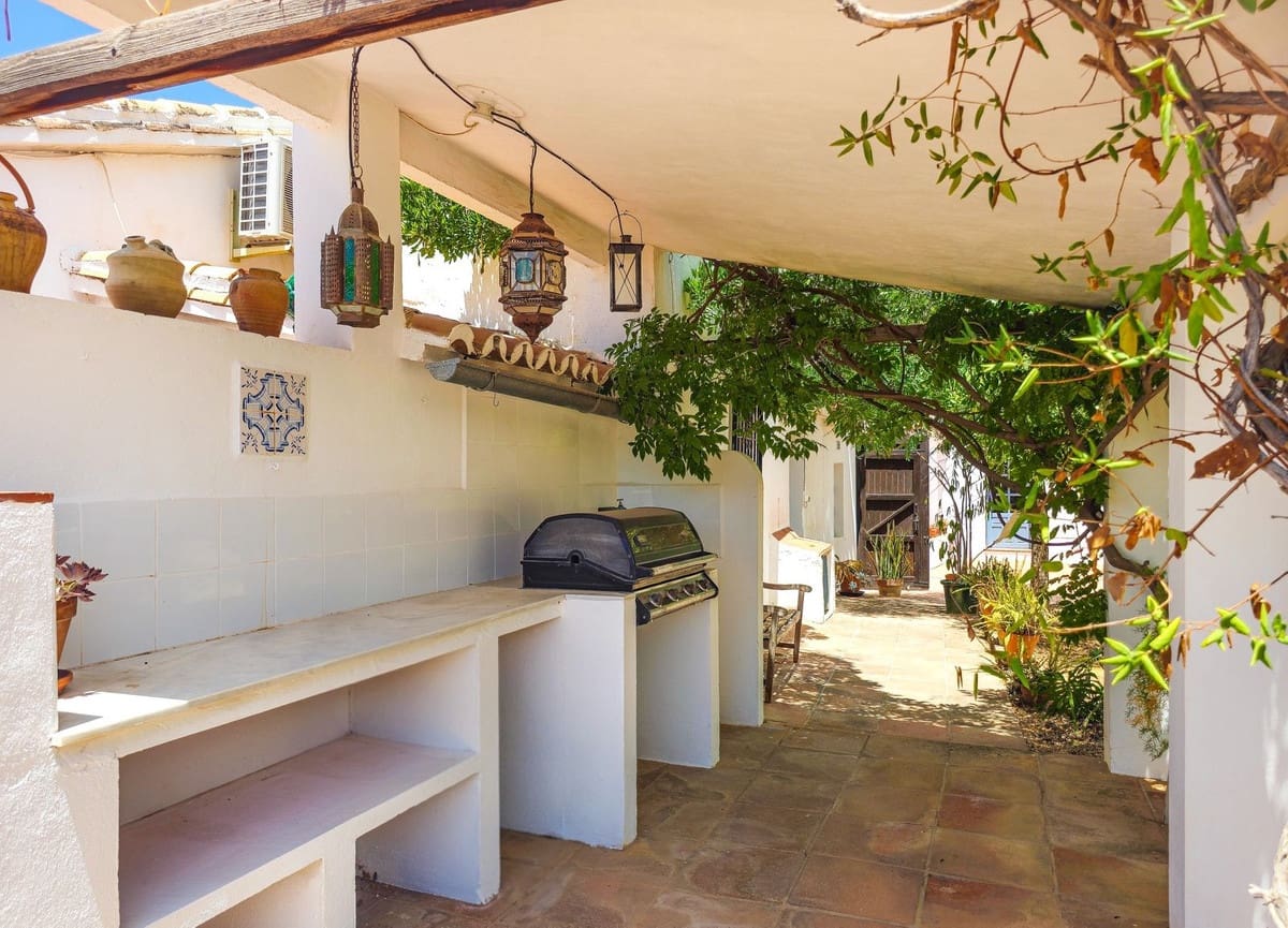 4 soveværelse Villa til salg i Velez-Malaga med swimmingpool garage - € 595.000 (Ref: 9956695)