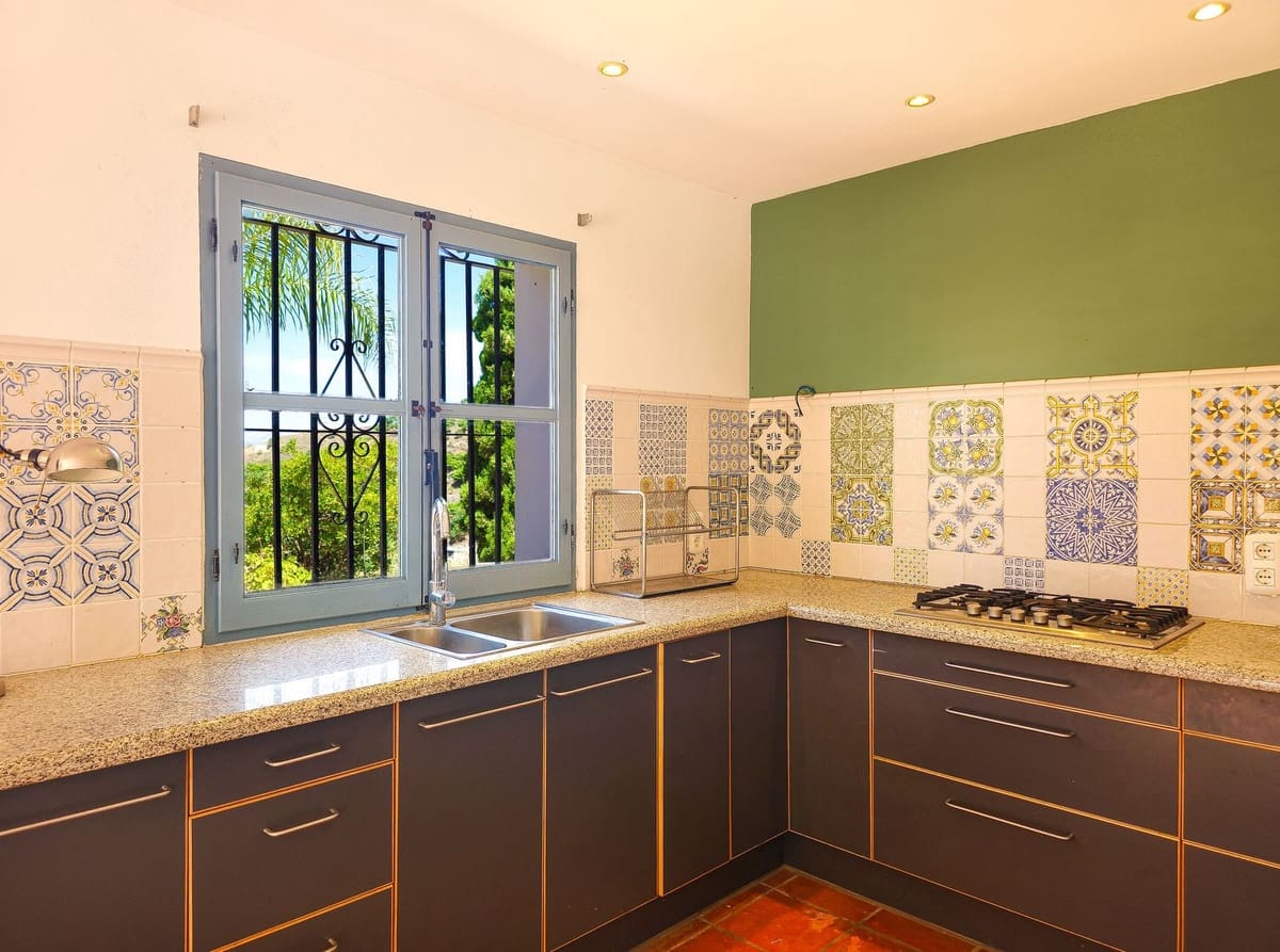 4 soveværelse Villa til salg i Velez-Malaga med swimmingpool garage - € 595.000 (Ref: 9956695)
